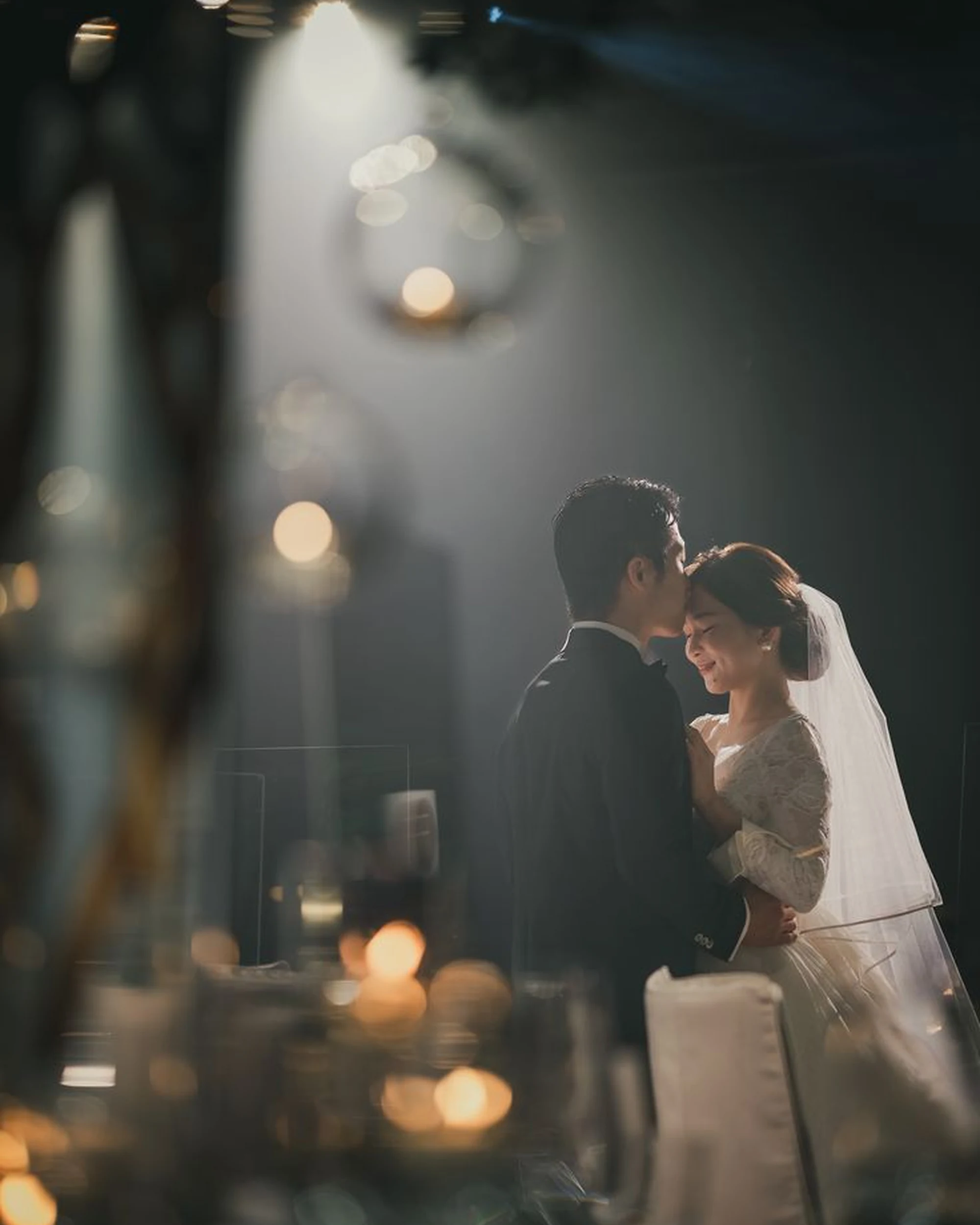 婚礼仪式中相互靠近的新人