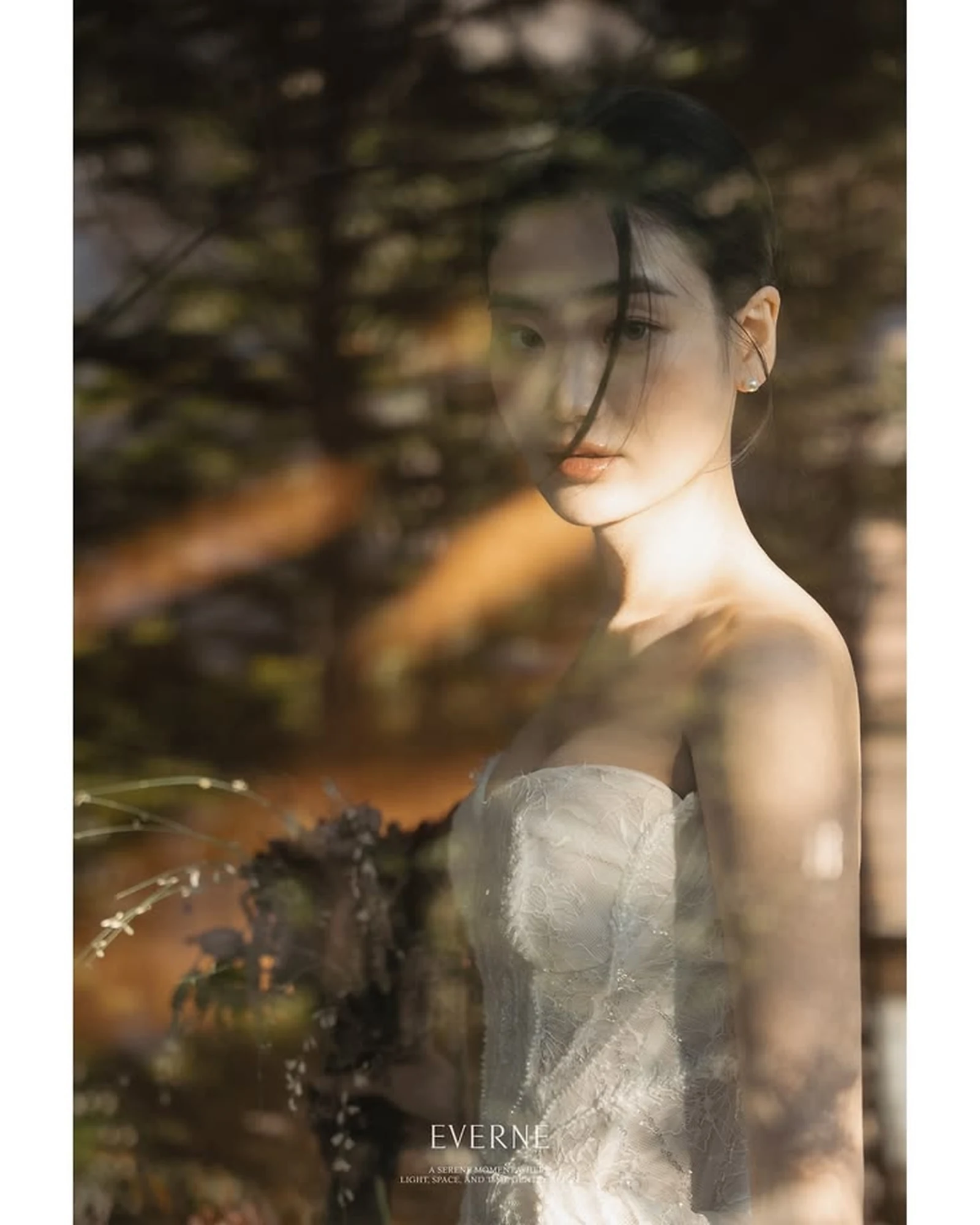 玻璃倒影中的新娘肖像